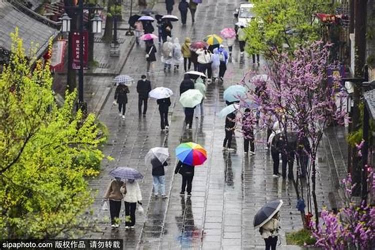 在中国联通买个靓号是不是一年以后自己可以改套餐