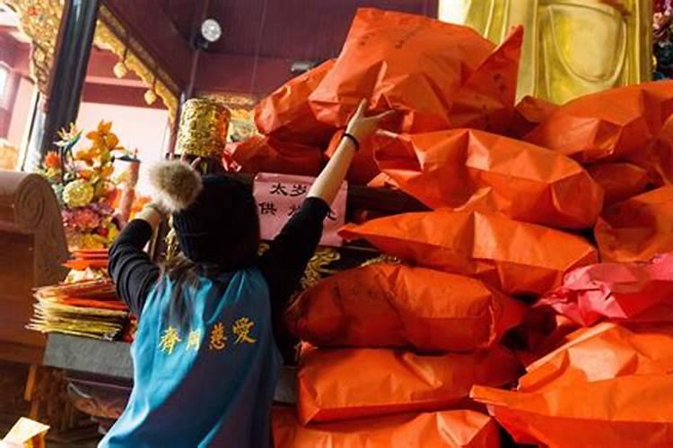 太岁符什么时候烧 今天本命年,年初去上海城隍庙请了太岁符,当时庙里的...