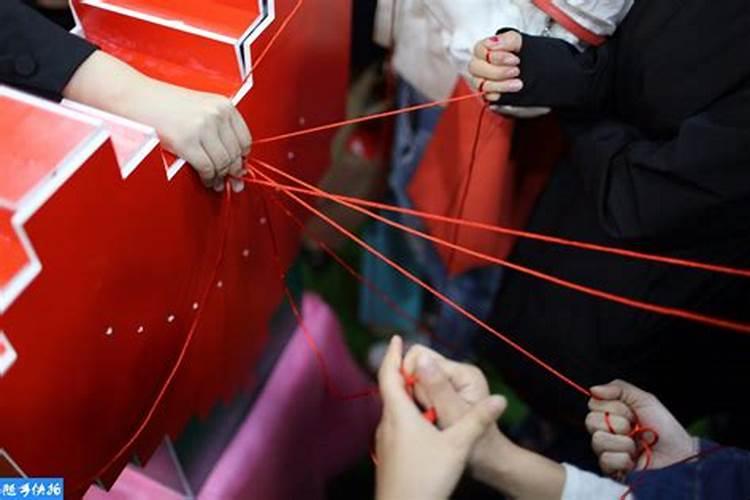 红绳放枕头下旺姻缘具体做法 枕头下放红线？
