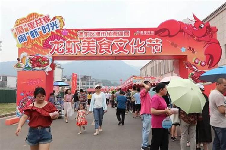 春节有哪些习俗(贴对联、放鞭炮、腊八节、祭灶)以及产生原因
