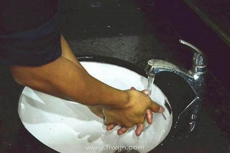 女人梦到自己拉屎还沾到手上