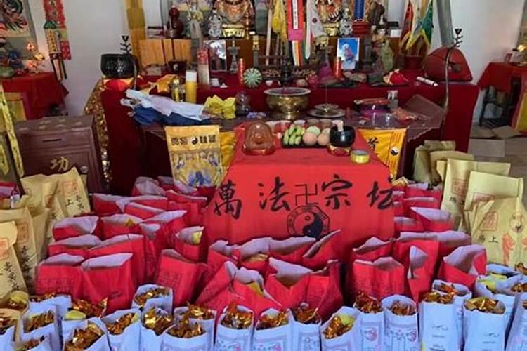 梦见女人被花蛇咬到手的预兆