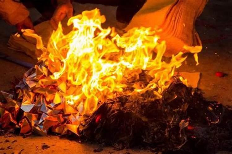 中元节上坟可以说什么中元节上香祭祖时要说什么
