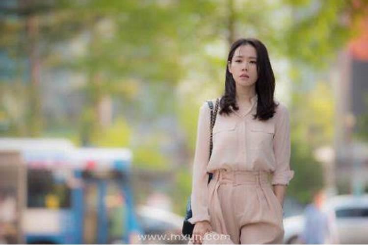女人梦见和亲姐姐说话是什么意思