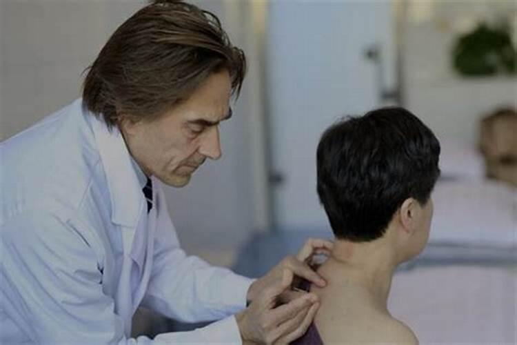 梦见被蛇咬手然后把蛇掐死了