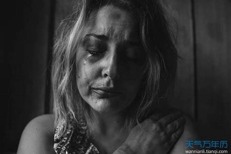梦见蛇咬到手指并把蛇打死