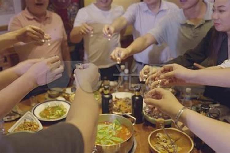 梦见同学聚会吃饭什么意思？