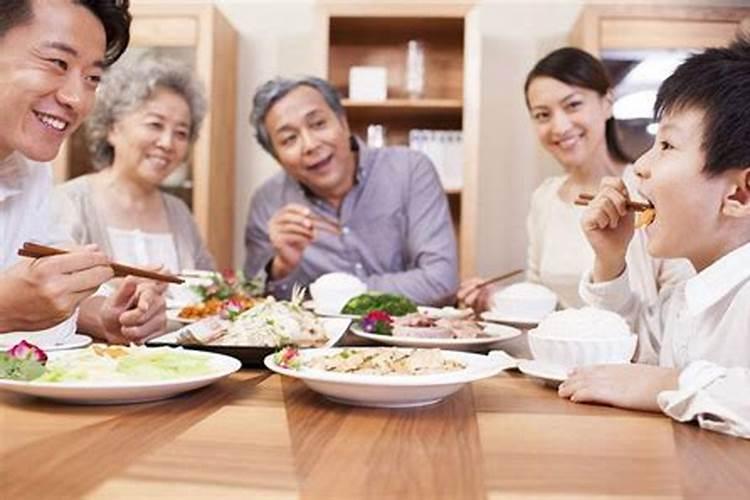 梦见和亲人一起吃宴席