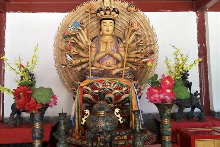 进寺庙先迈左脚还是右脚