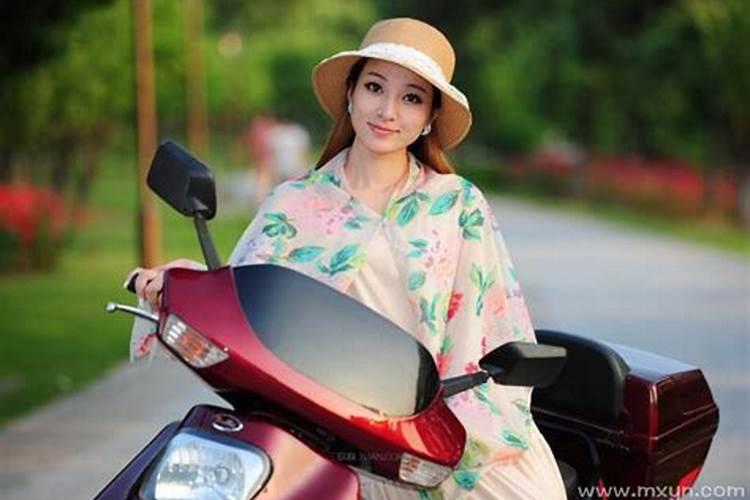 女人梦见本人骑电动车是什么意思