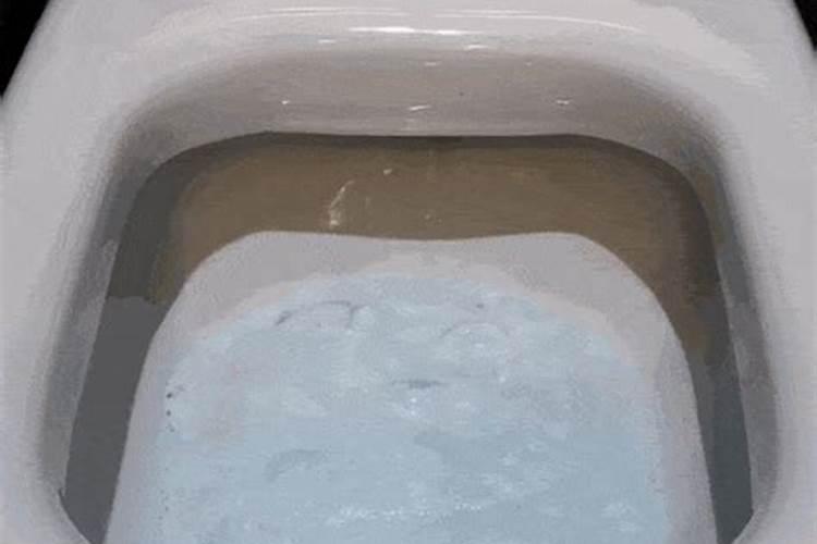 梦见马桶里满水