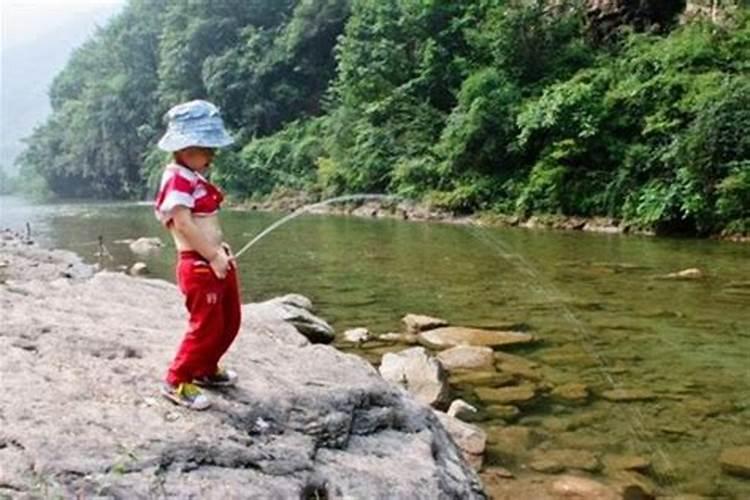 梦见抱着一个小男孩撒尿是什么意思,女人梦见抱别人的男婴