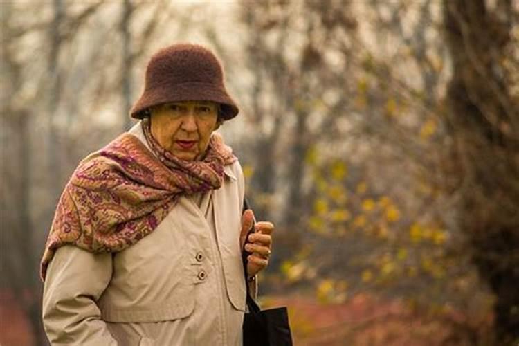 梦见死去的奶奶还活着和我说话