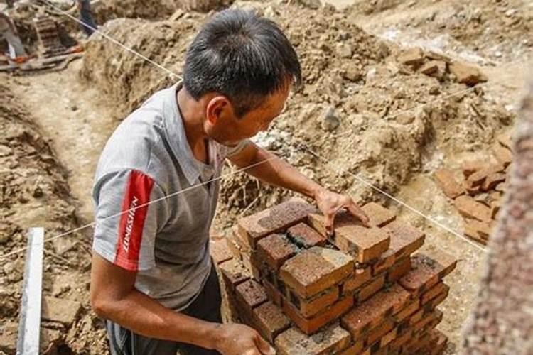 孕妇梦见下大雨发大水什么意思