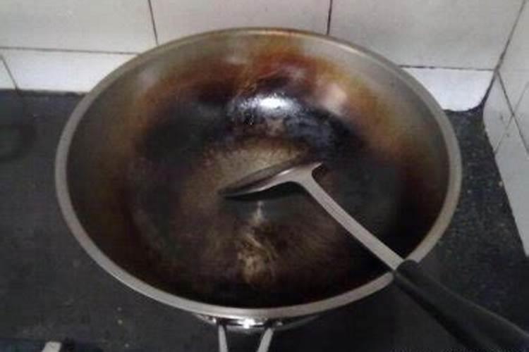 梦见自己在拉屎 旁边还有好多人