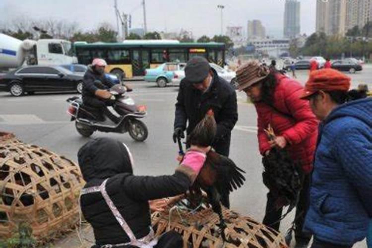 梦见几个女人把自己抱住
