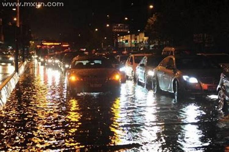 梦见水满满路上全是水
