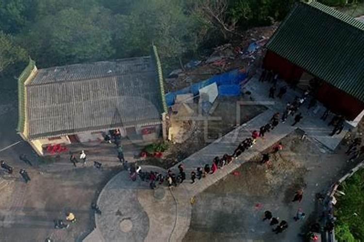 梦见帮别人扫地什么意思？