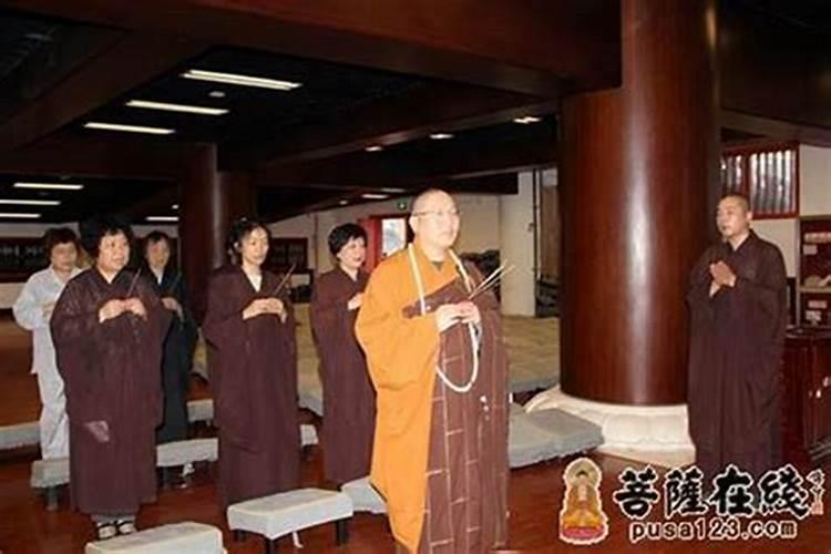 我昨晚梦见我邻居家贴红喜纸好像要结婚？