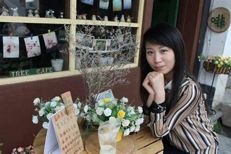 两个岗位,一个是基层女公务员,一个是高校行政岗,哪个更好？为什么？百度...