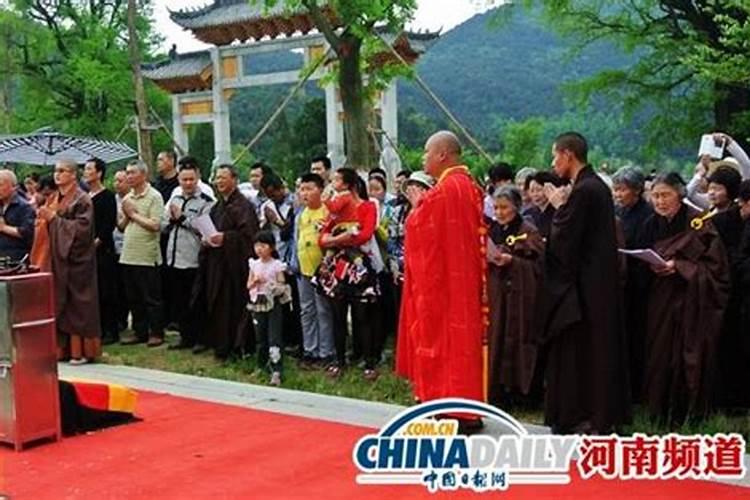 梦见一个陌生男孩过马路牵我的手,我感觉很温暖,有什么含义？
