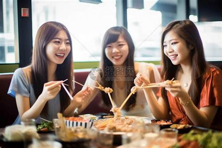 梦见和单位女同事吃饭