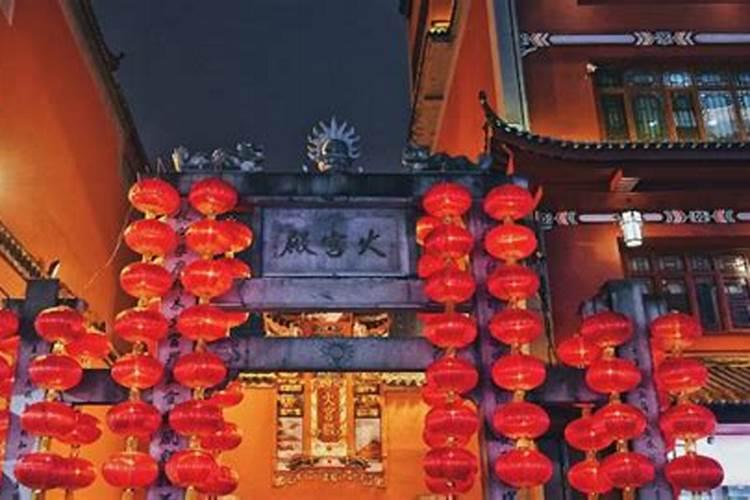 2025猪冲太岁戴什么