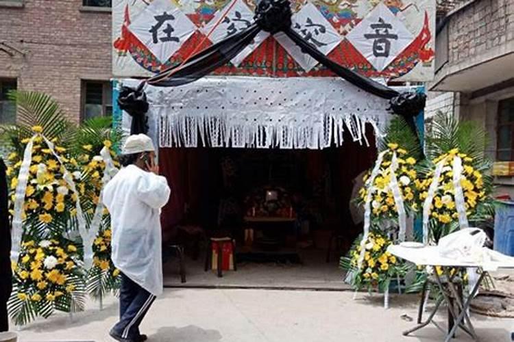 梦见别人死了但是棺材放在我家屋中间办丧事