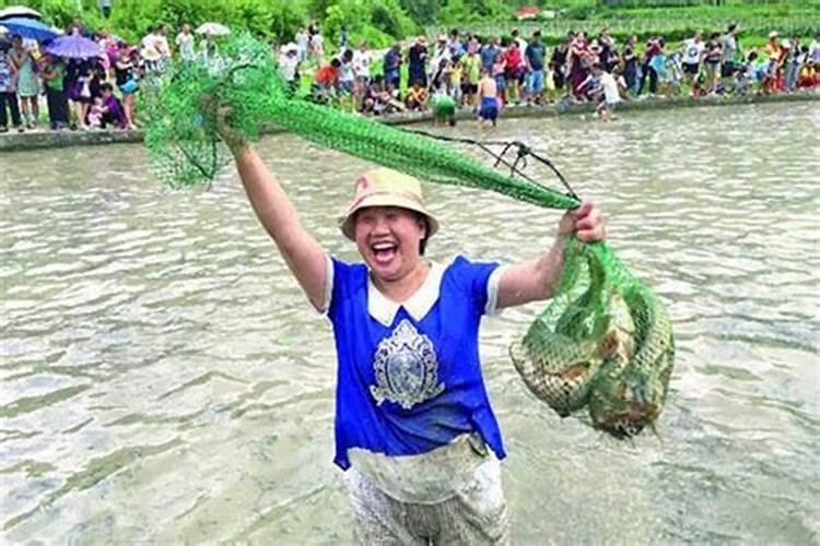 梦见在河里抓鱼是什么征兆