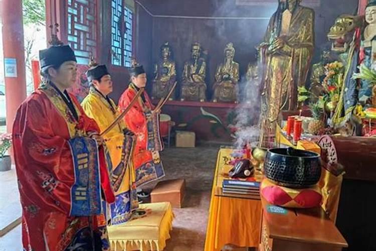属狗最忌讳的三个生肖尽量避开鸡兔羊？