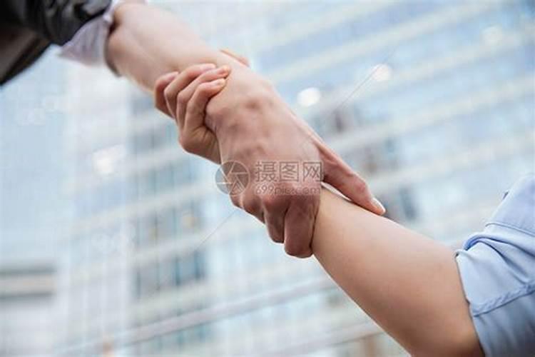 梦见去世的人拉着自己的手说话的预兆