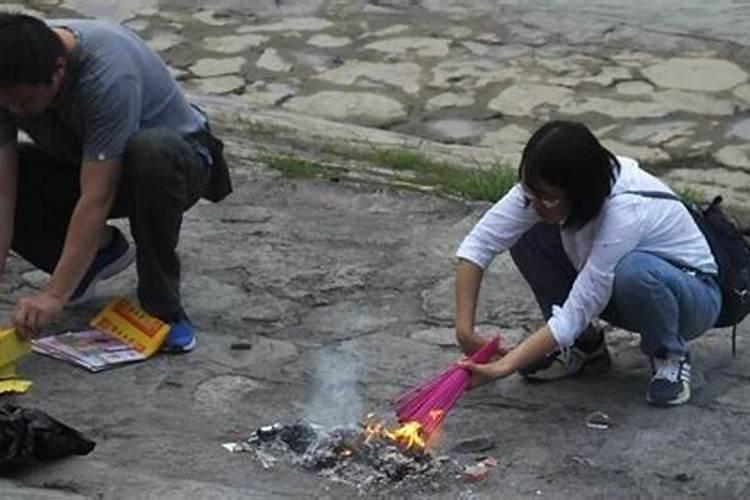 为什么清明节有人会在十字路口烧纸钱祭祀？