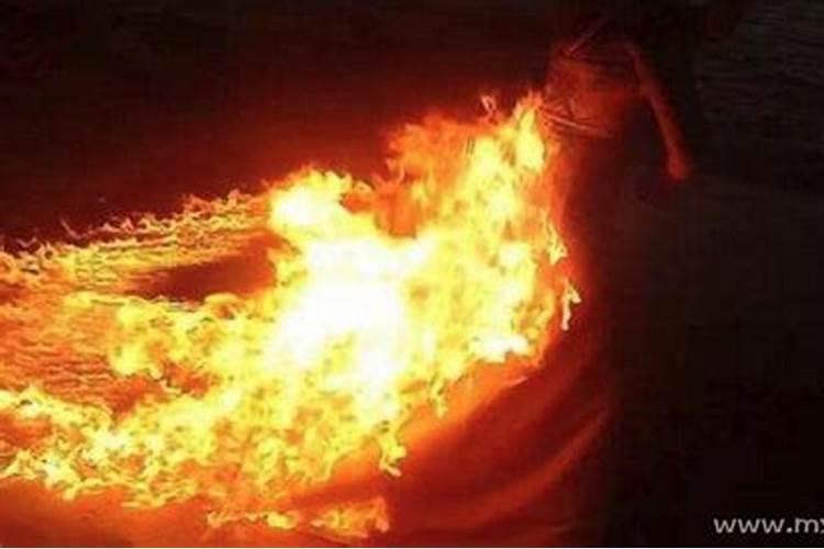 梦见爸爸去世发送,烧纸的时候自己衣服着火了,衣角好很大,后被扑灭...