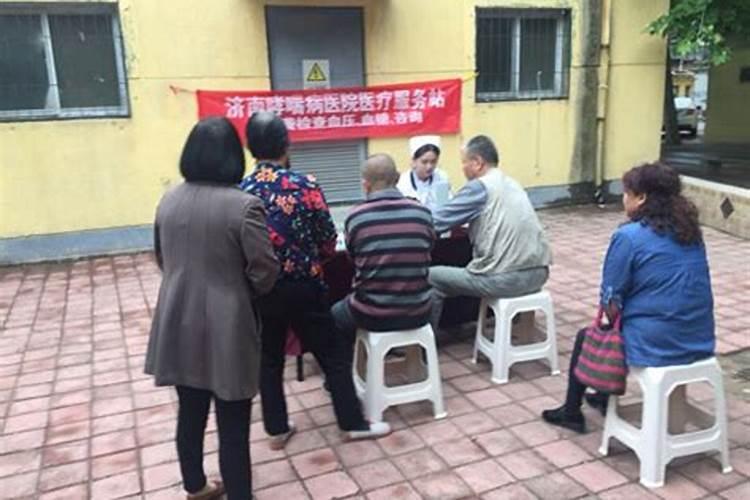 梦见已故的人骑着自行车带着我走下坡路摔了跤？