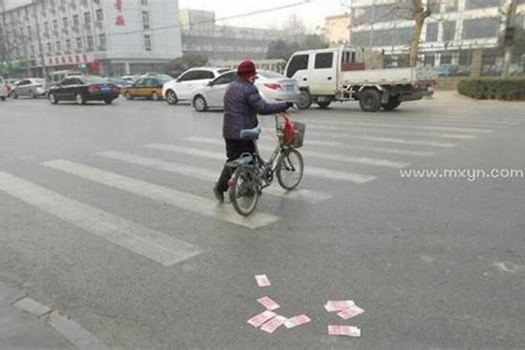 女人梦见一路走一路捡钱