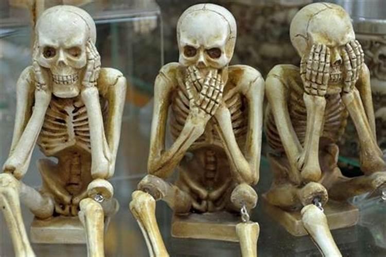 梦到和死人睡了一晚,但没说话.想知道是什么意思？