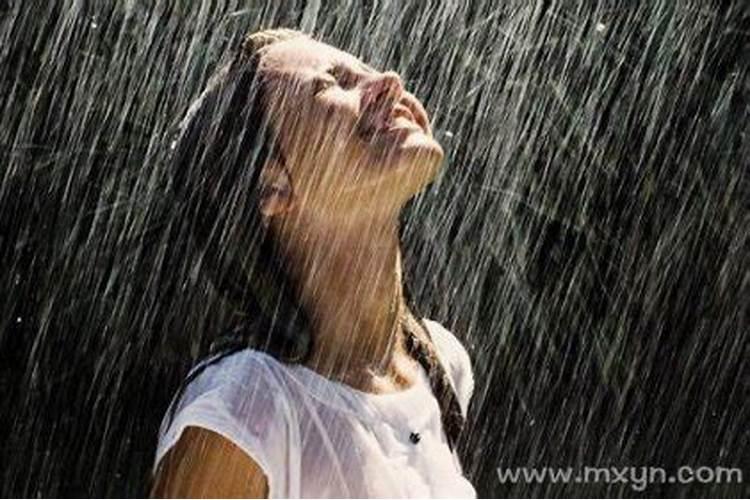 周公解梦梦见淋雨是什么意思 梦见淋雨的寓意