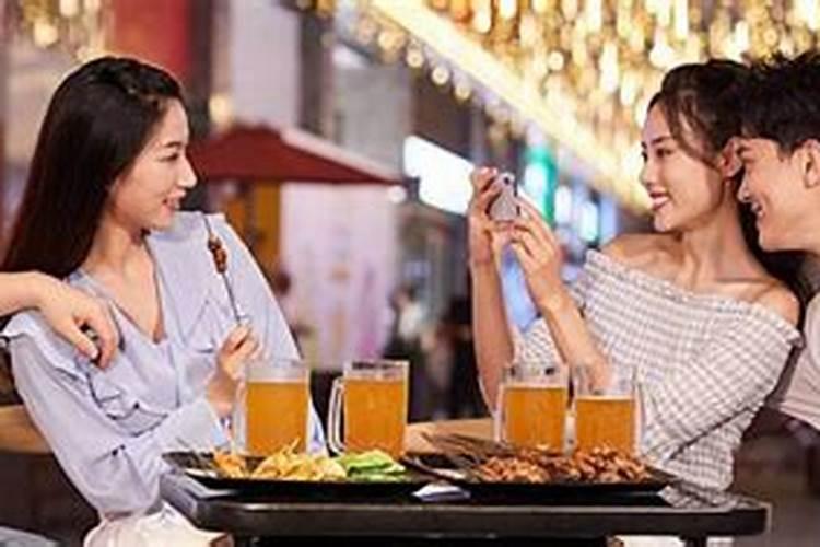 梦见老公和别人吃饭