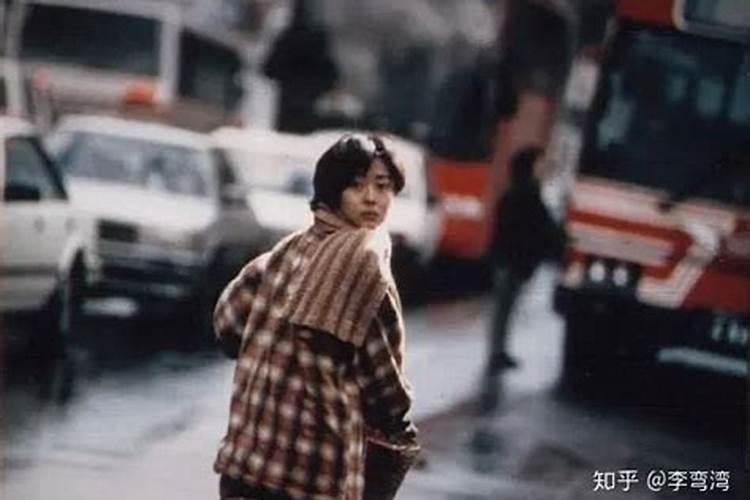 为什么耍了一个水性杨花的女人。分手一个月了。还放不下,她不爱惜自己...