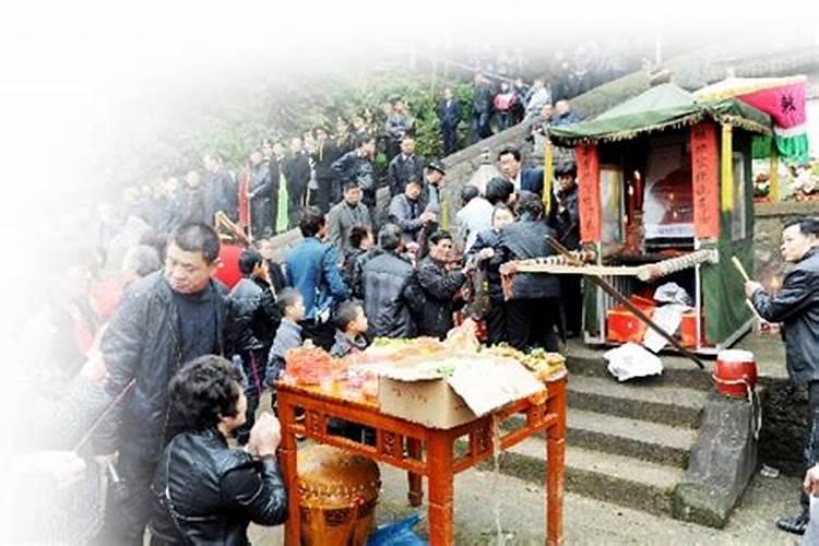 给灶王爷上香每月的初一十五吗 给灶王爷上香是早上还是晚上