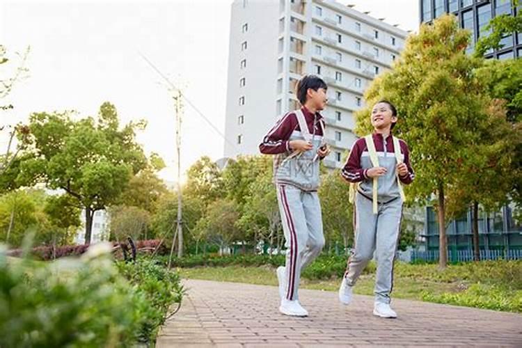 梦见很多同学聚在一起有什么征兆