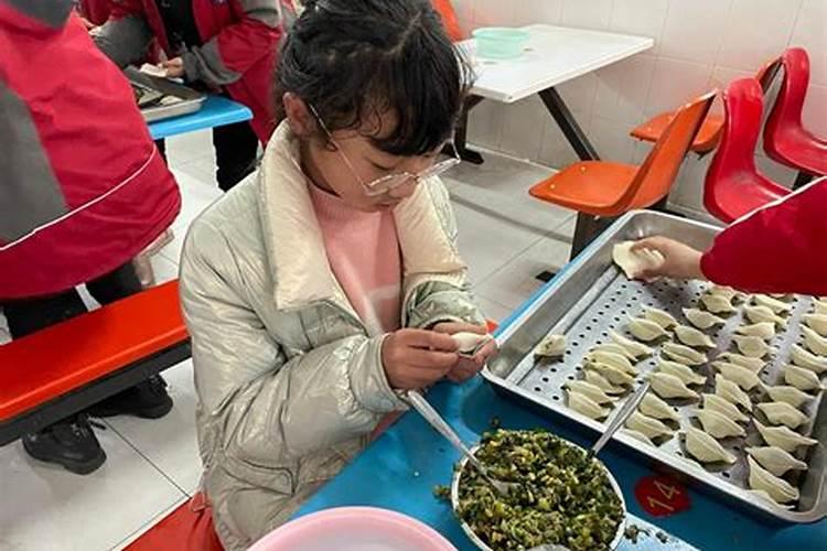 梦见在叔叔家吃饺子
