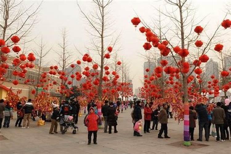 梦到自己肚子上不断的出屎弄的别人身上也都是屎是什么意思并且都是黄...