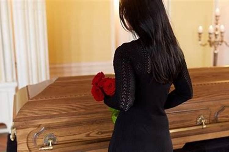 梦到埋死人的道士来我家是什么？