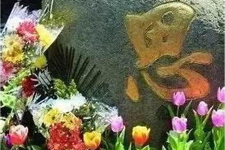 梦见别人放鞭炮把我家玻璃炸碎是什么意思