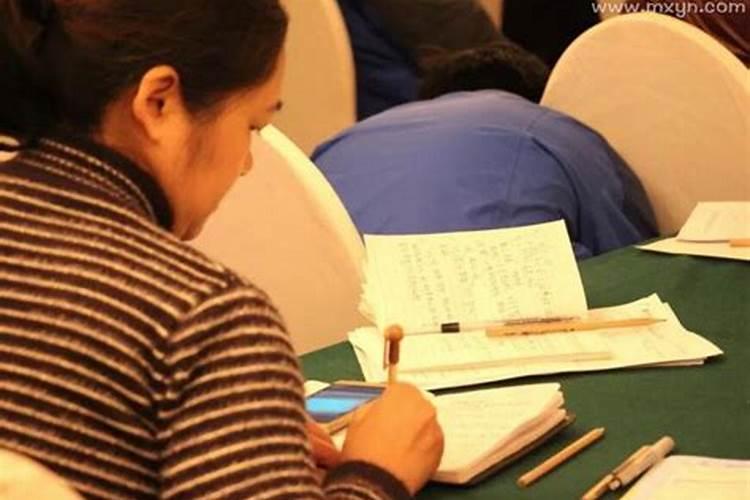 中老年女人梦见考试不会