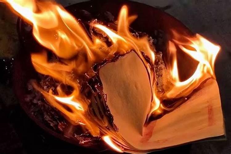 七月半几点在十字路口烧纸合适