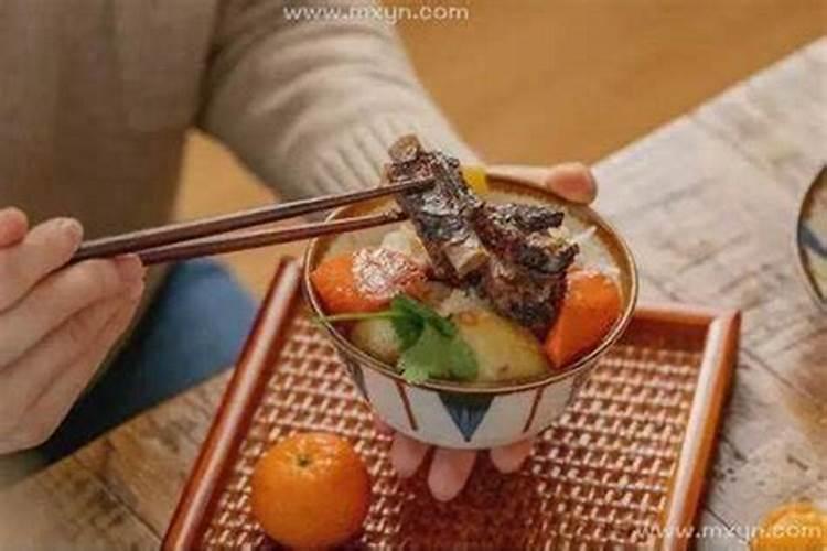 女人梦见大家一起聚餐 梦见一起聚餐什么意思