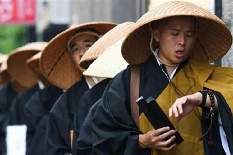 专门哭丧,吹喇叭,做法事的人叫什么？