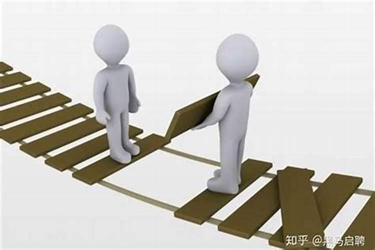 我在工作中遇到小人？想把我给弄辞职了。我该怎么办他？